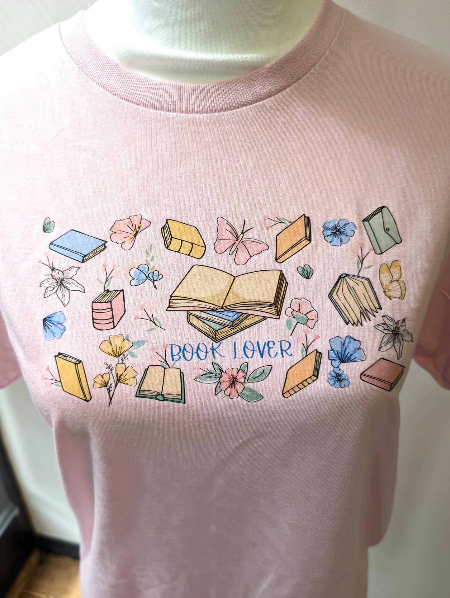 Book Lover T-shirt, pink graphic tee